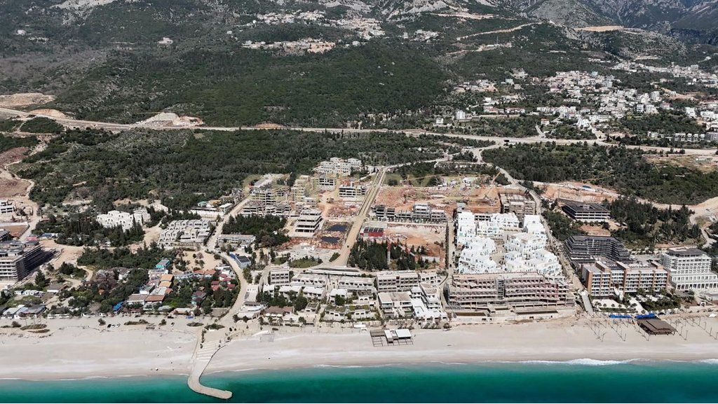 Godinë premium 1000 m² në Square Village, Dhërmi