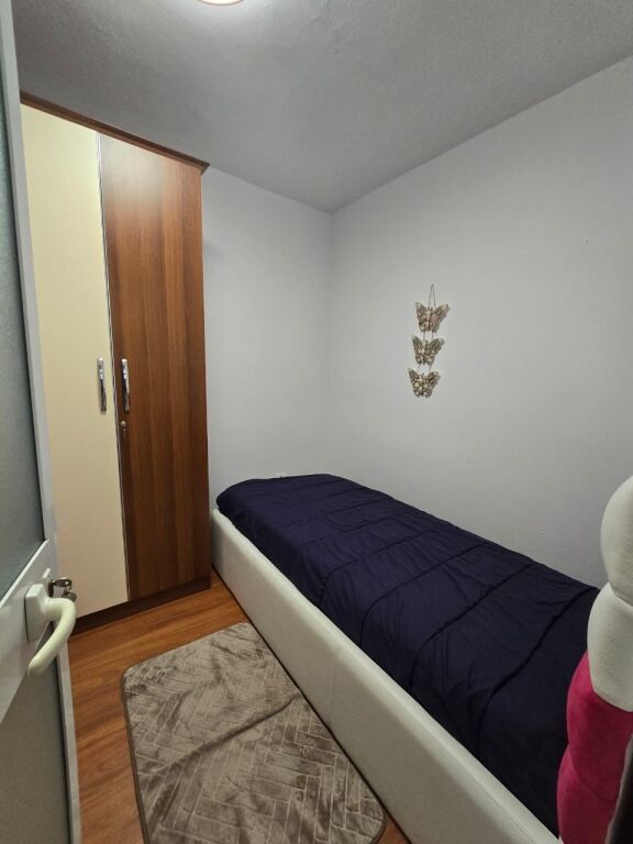 Apartament 3+1+1 me qera i mobiluar tek Rruga Xhanfize Keko