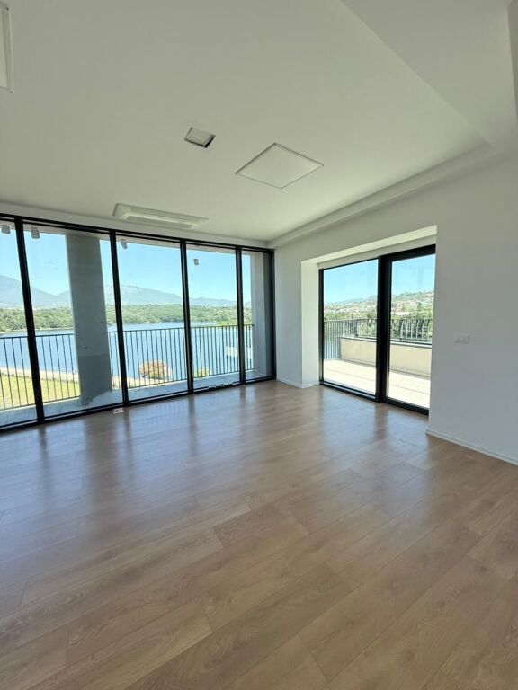 🏢 SUPER OPZIONE per Ufficio o Business – Lake View Residence