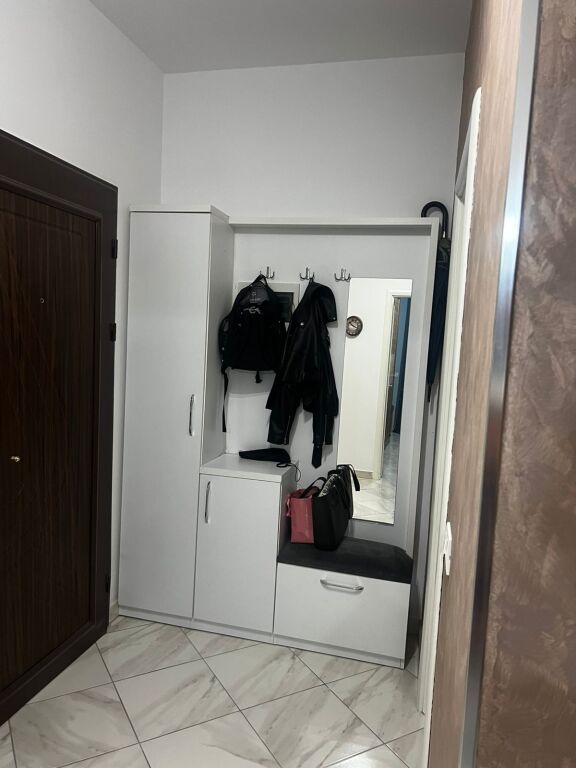 Jepet me qera Apartament 2+1+3 ballkone tek kompleksi Tom Doshit ne shkoze.