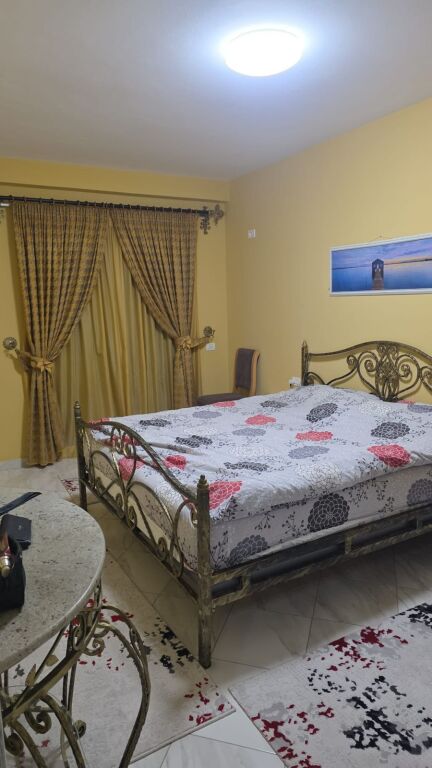 Jepet me qera Apartament 2+1+3 ballkone tek kompleksi Tom Doshit ne shkoze.