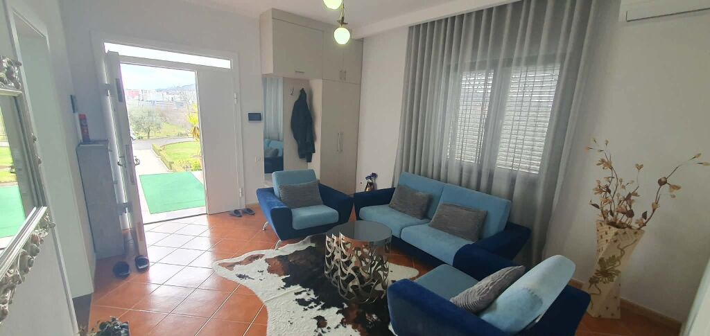 VILLA SU TRE PIANI IN VENDITA  - VORE