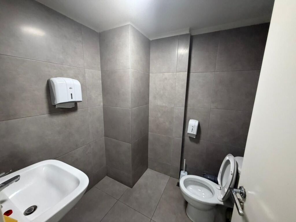 🏢 Ufficio in affitto 👍 📍 Di fronte all'Ospedale Americano 3, con vista sulla strada principale💰 Prezzo: 155.000 Lek/mese (NETTO)