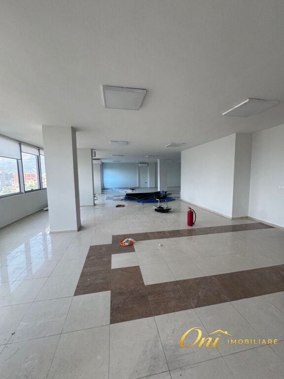 JEPET ZYRE ME QERA 840M2 STACIONI I TRENIT