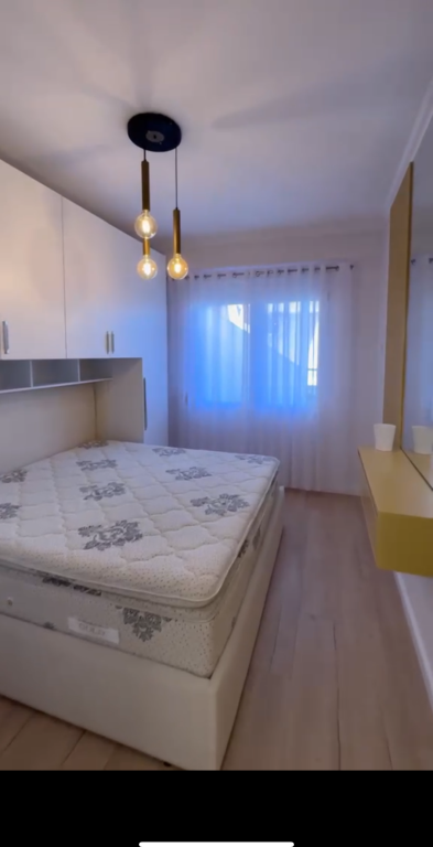 Shitet apartament astir