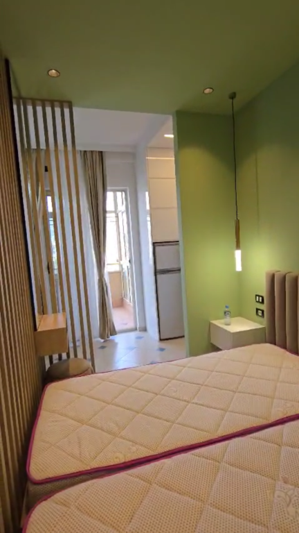 Garsoniere luxury ne astir buze rruge kryesore