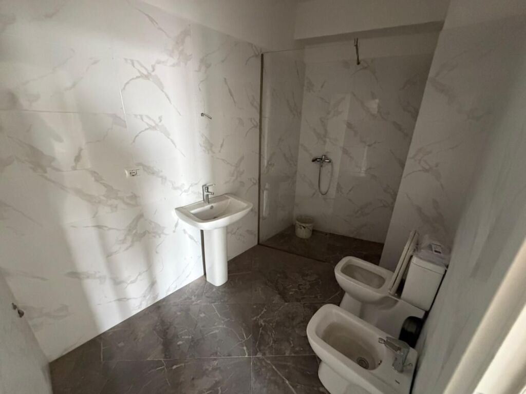 🏢 Appartamento 1+1 in affitto 📍 Di fronte all'Ospedale Americano 3💰 Prezzo: 40.000 Lek/mese