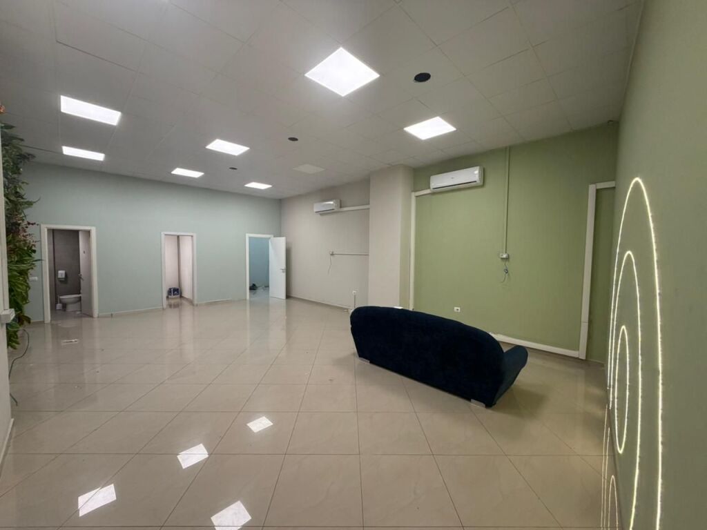 🏢 Ufficio in affitto 👍 📍 Di fronte all'Ospedale Americano 3, con vista sulla strada principale💰 Prezzo: 155.000 Lek/mese (NETTO)