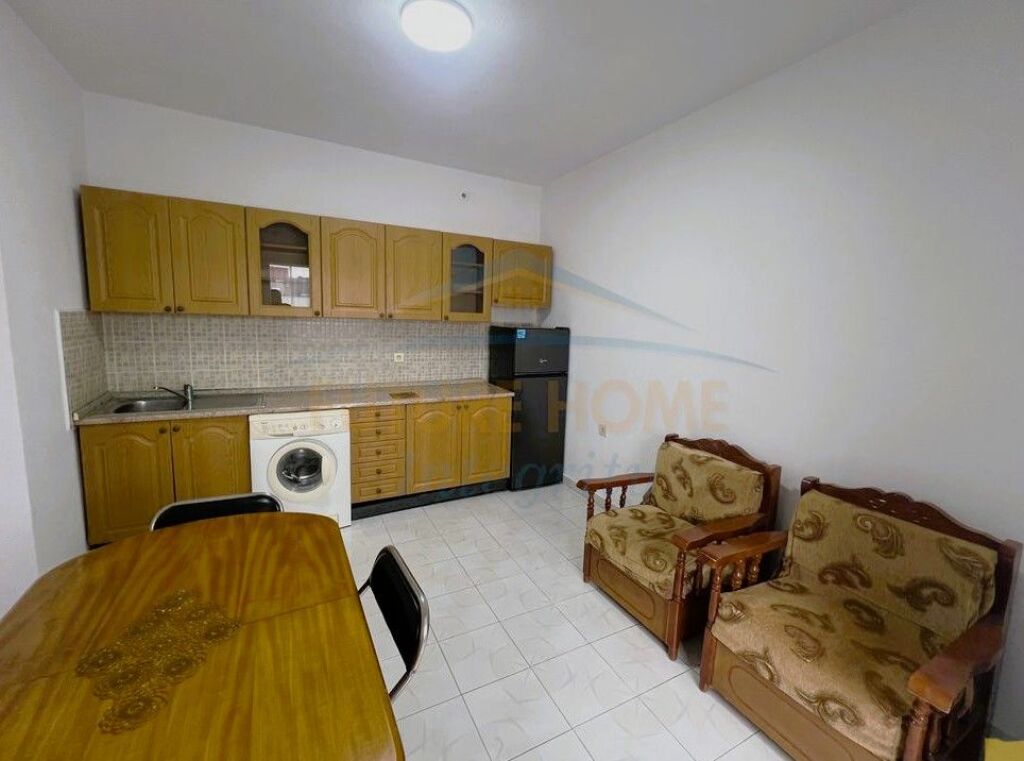 In vendita, Appartamento 1+1, Via Elbasan, Tirana.  