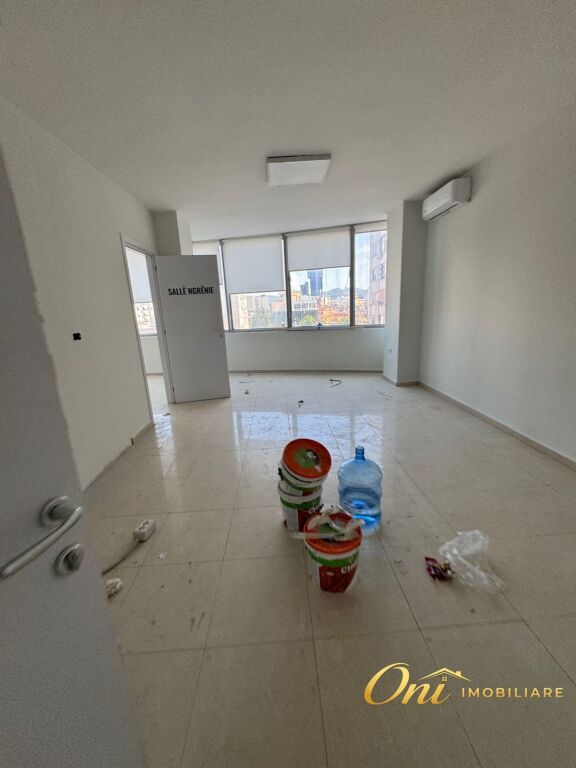 JEPET ZYRE ME QERA 840M2 STACIONI I TRENIT