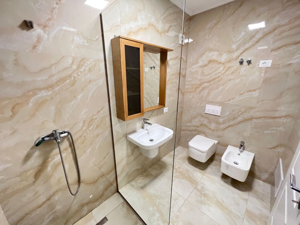 📣 AFFITTO SUPER Appartamento 1+1 📍 Vila L 2 , Astir , Tirana. ✨    💶 Prezzo 450 euro