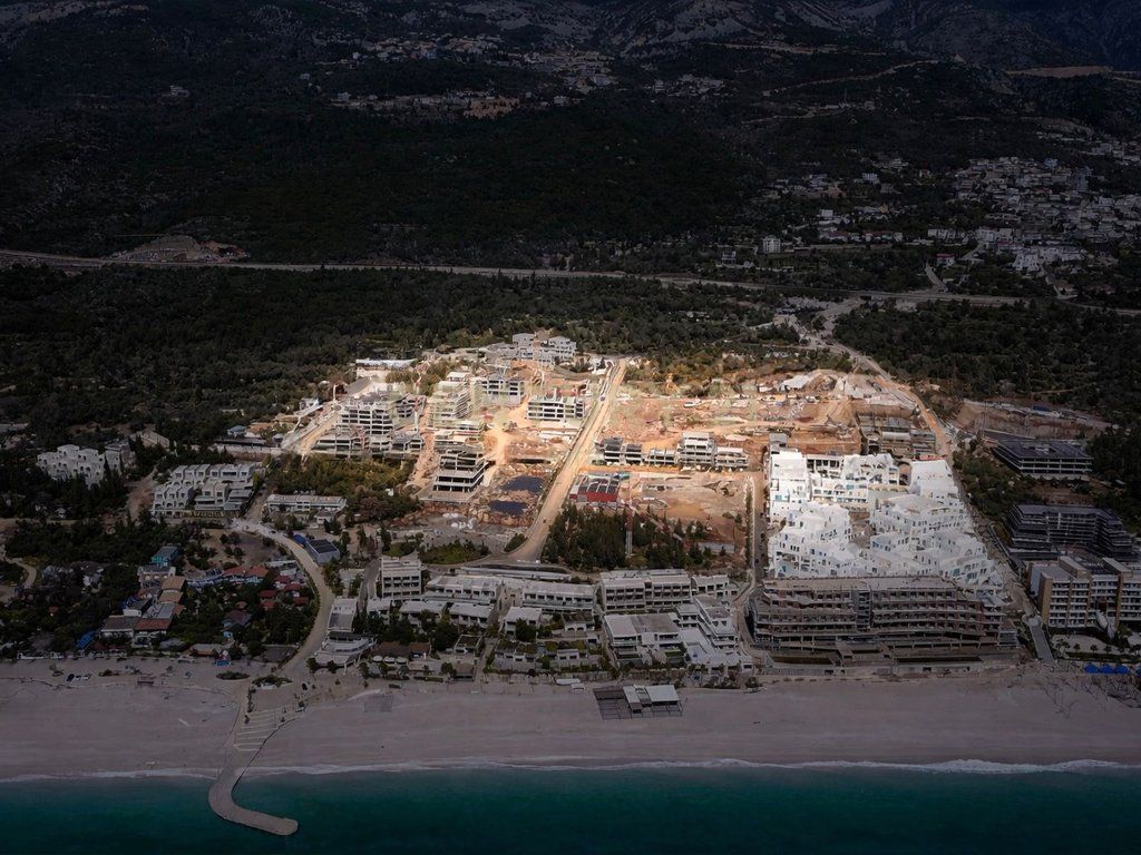 Godinë premium 1000 m² në Square Village, Dhërmi