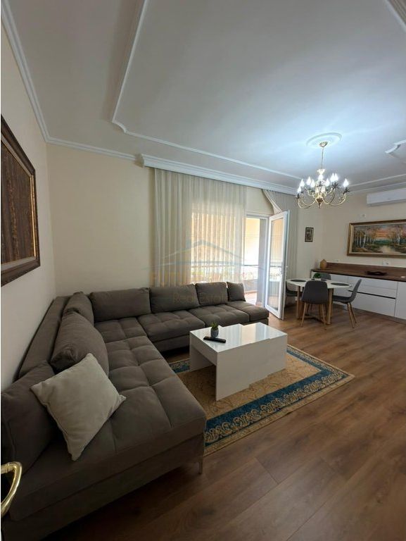 Qira, Apartament 2+1+2 Poste Parkimi, Pazari i Ri.