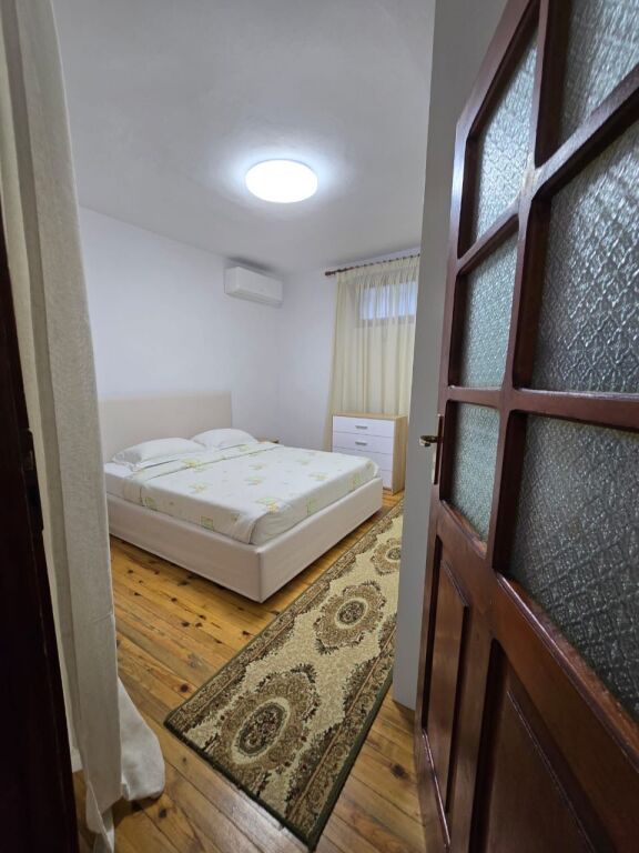Apartament 3+1+1 me qera i mobiluar tek Rruga Xhanfize Keko