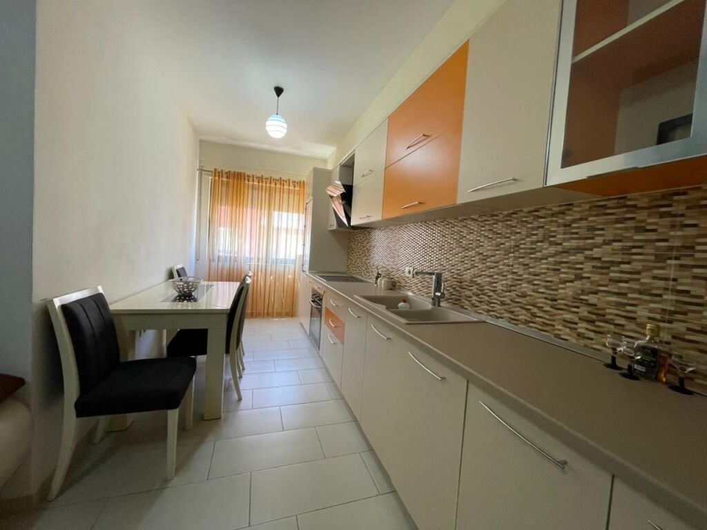 Apartament 2+1 per qira tek Liqeni i Thate.