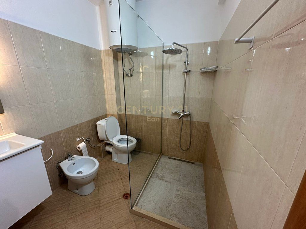 SHESIM APARTAMENT 1+1 NE QENDER TE DURRESIT, PALLATI SPORTIT !