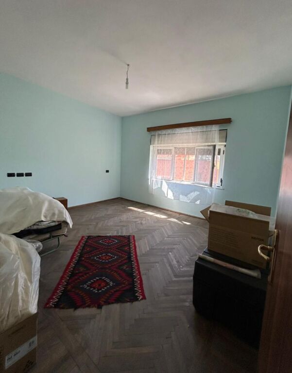 🏢 Shitet Apartament 2+1 pranë Shkollës “Kushtrimi i Lirisë” – Durrës 📍