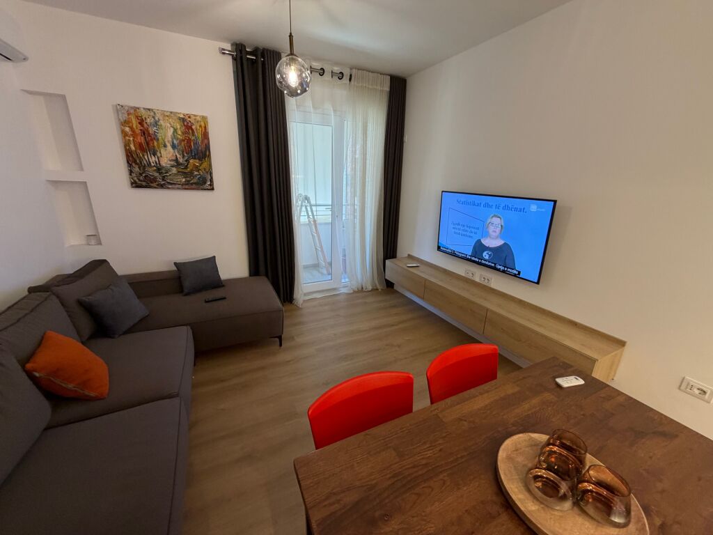 🏡 Appartamento 2+1 Arredato in Vendita – Ex Campo di Aviazione  📍 Ex Campo di Aviazione 📐 71,2 m² lordi 🏢 8° piano (non ultimo) 🛗 Palazzo con ascensore  ✨ L'appartamento è organizzato in: 🛋️ Soggiorno + cucina 🛏️ 2 camere da letto 🚿 1 bagno 🌤️ Balcone  ✅ Venduto completamente arredato ✅ Pronto per abitare ✅ Zona molto preferita con tutte le comodità vicine  💶 Prezzo: 160.000€ non trattabili  📩 Per maggiori informazioni o visita alla proprietà, contattaci.
