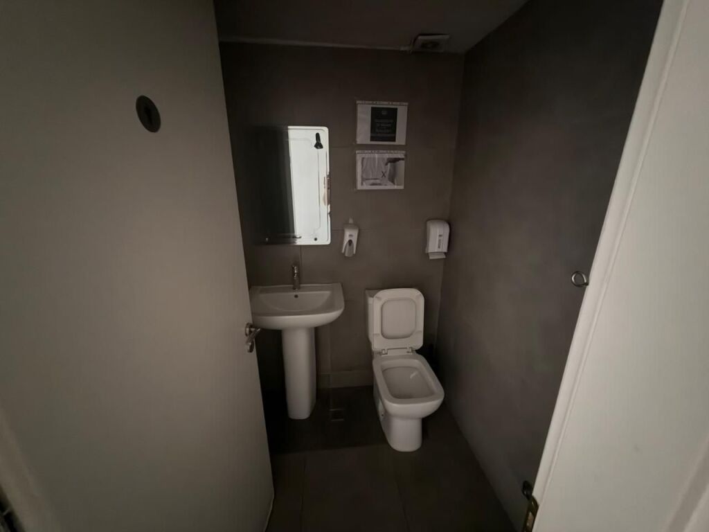 🏢 Ufficio in affitto 👍 📍 Di fronte all'Ospedale Americano 3, sulla strada principale💰 Prezzo: 300.000 Lek/mese (NETTO)