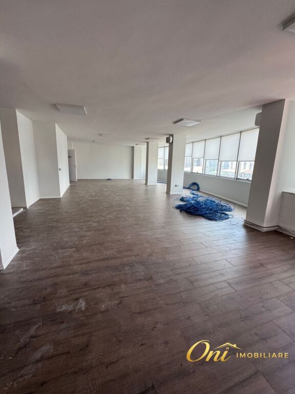 JEPET ZYRE ME QERA 840M2 STACIONI I TRENIT
