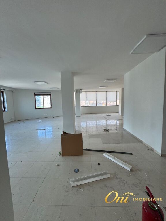 JEPET ZYRE ME QERA 840M2 STACIONI I TRENIT