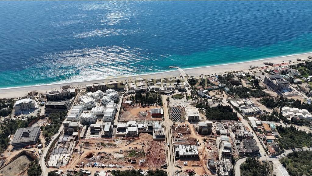 Godinë premium 1000 m² në Square Village, Dhërmi
