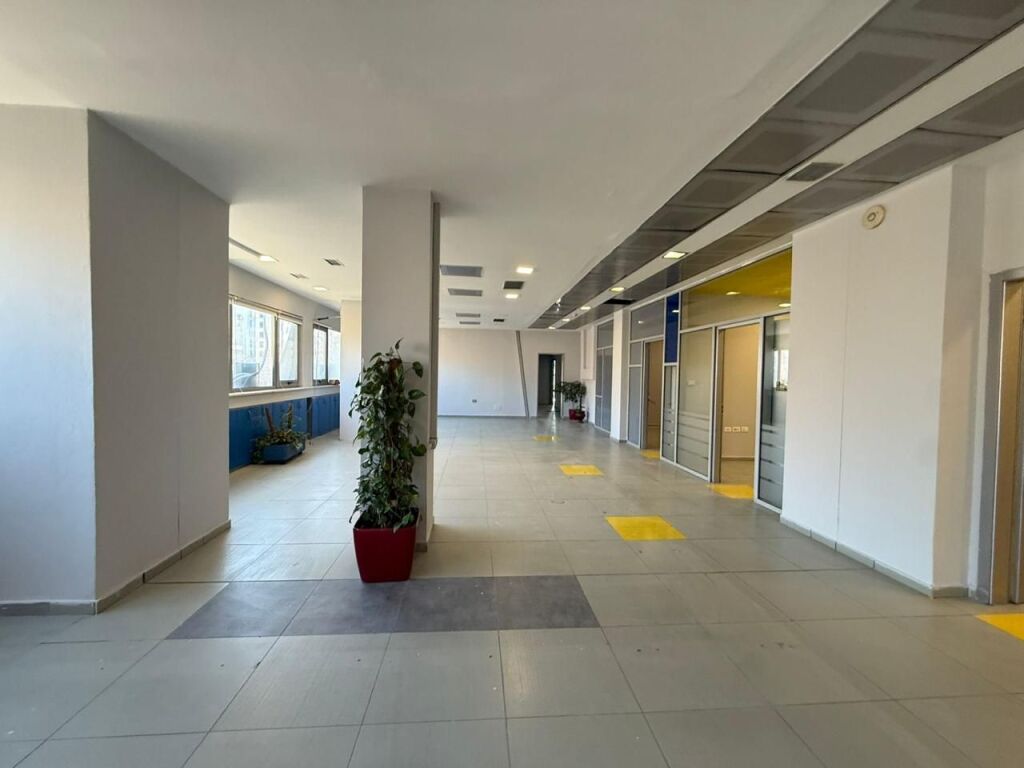 AMBIENTE IN VENDITA - VIA KAVAJES, CONDOR CENTER