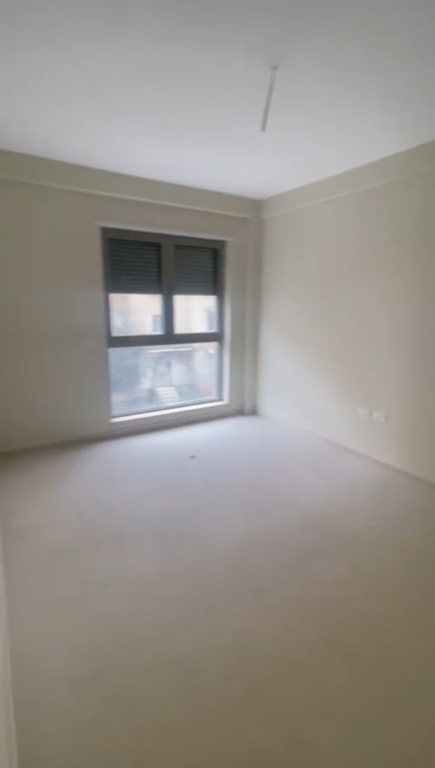 Shitet apartament-shkolla e kuqe