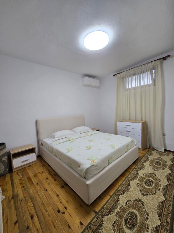 Apartament 3+1+1 me qera i mobiluar tek Rruga Xhanfize Keko