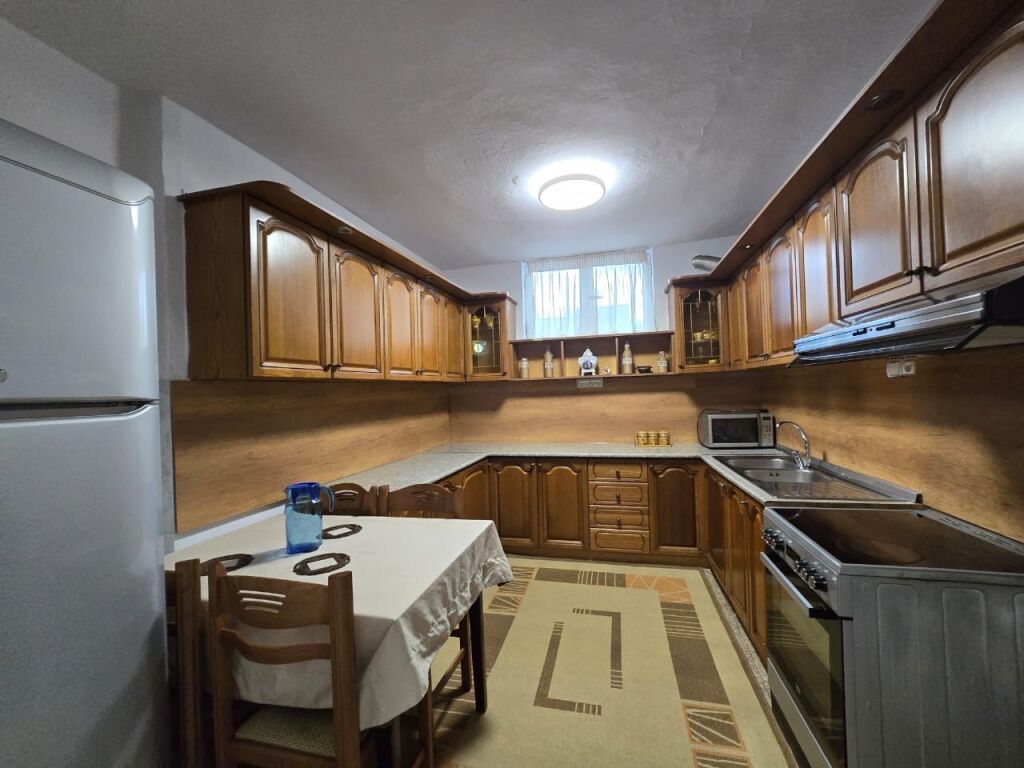 Apartament 3+1+1 me qera i mobiluar tek Rruga Xhanfize Keko