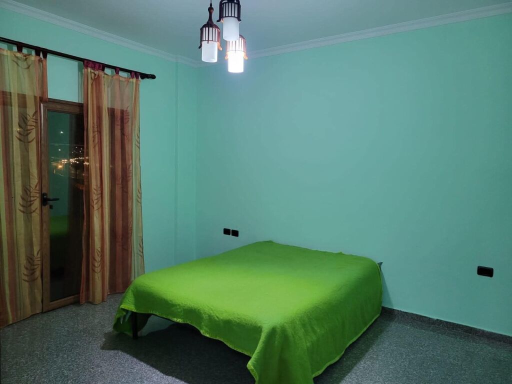 Jepet me qera 2+1, 40000 leke, vile private tek rrethrrotullimi i shkozes