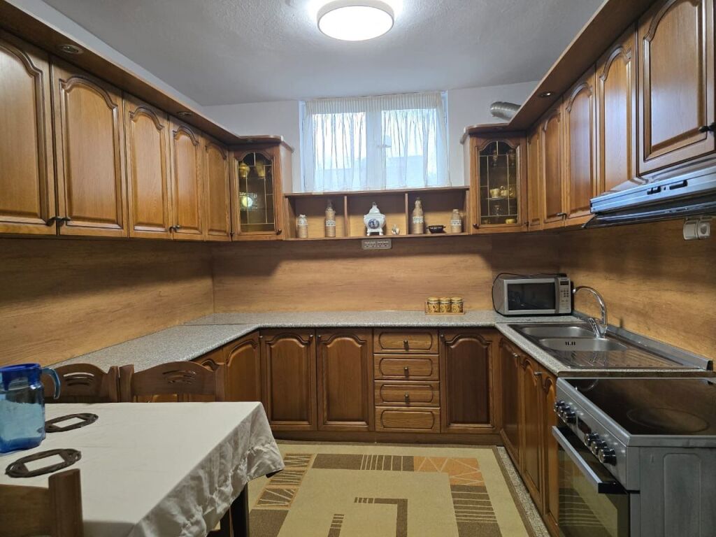 Apartament 3+1+1 me qera i mobiluar tek Rruga Xhanfize Keko