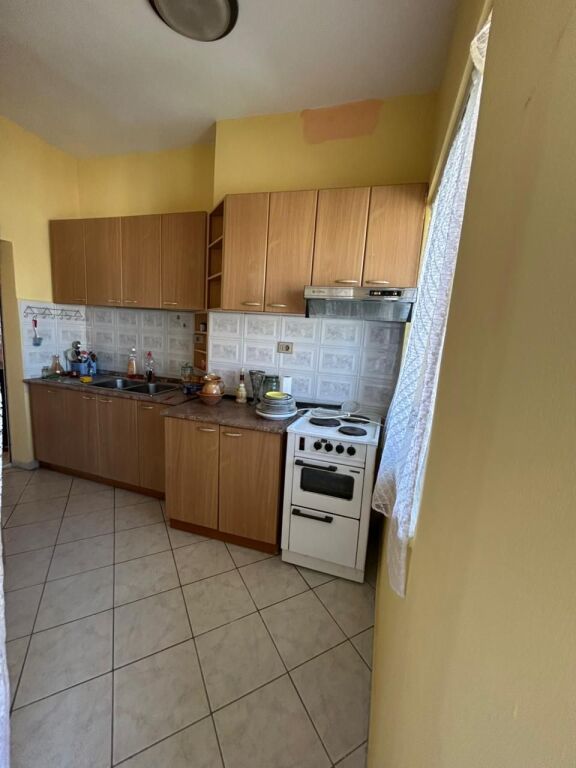 🏢 Shitet Apartament 2+1 pranë Shkollës “Kushtrimi i Lirisë” – Durrës 📍