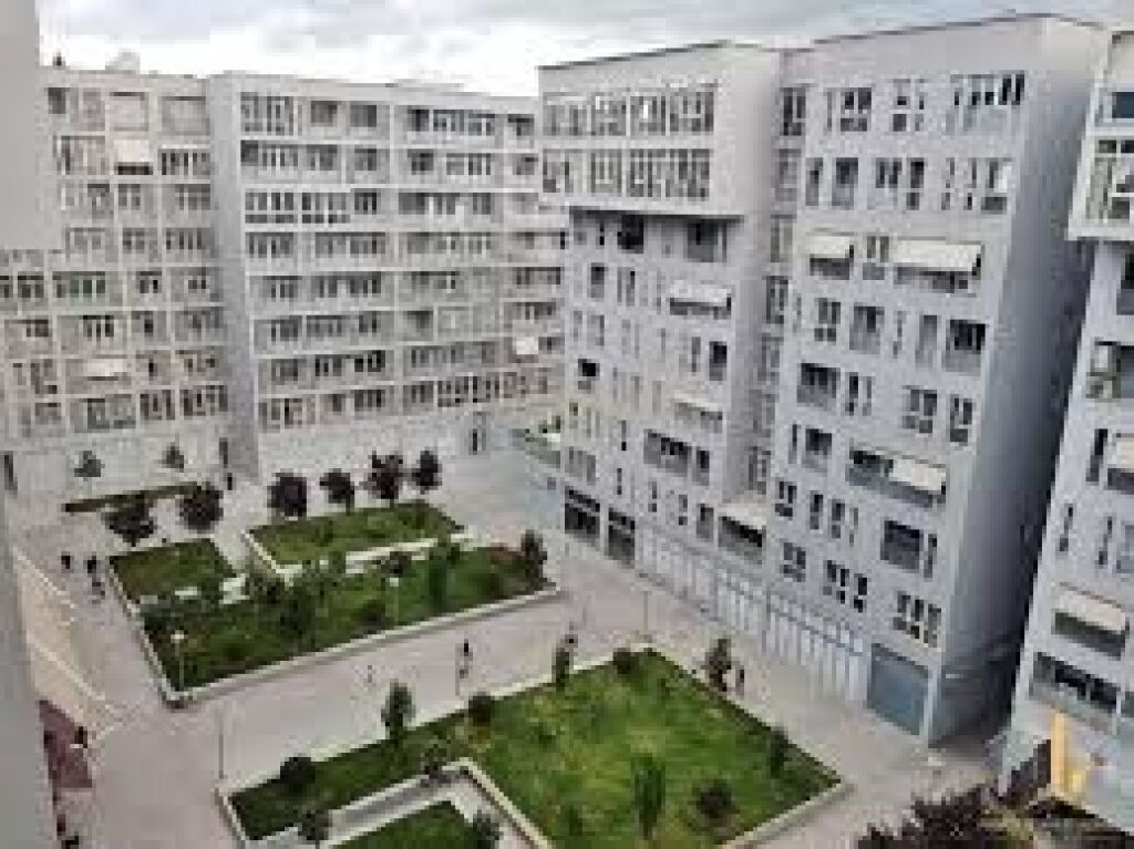 Shitet, Apartament 3+1+2, Komuna e Parisit "Kika 3"