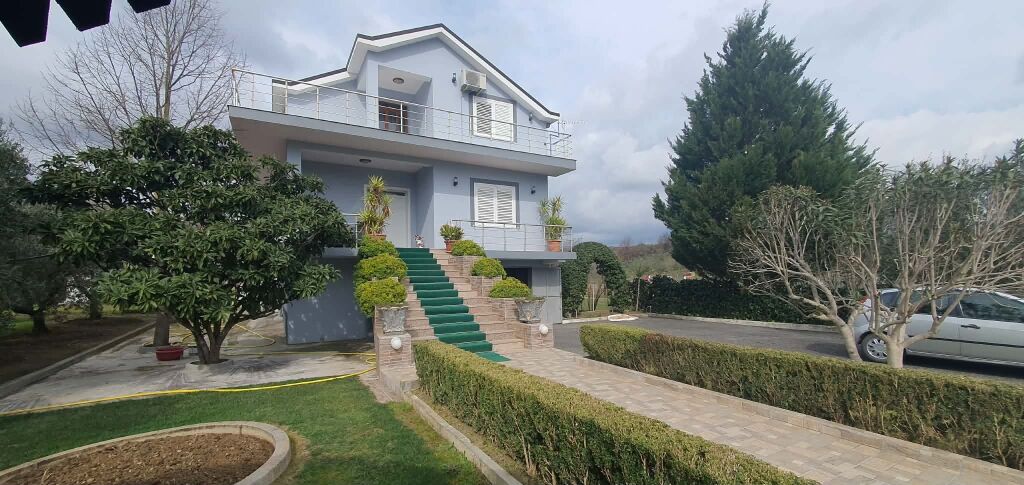 VILLA SU TRE PIANI IN VENDITA  - VORE