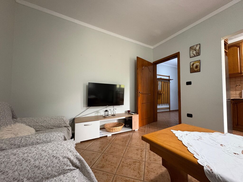 🏡 Jepet me Qera Apartament 1+1 – Laprakë  📍 Adresa: Rruga “Pandi Dardha”, pranë shkollës “Zoja e Këshillit të Mirë”💶Cmimi 45.000 Leke/Muaj