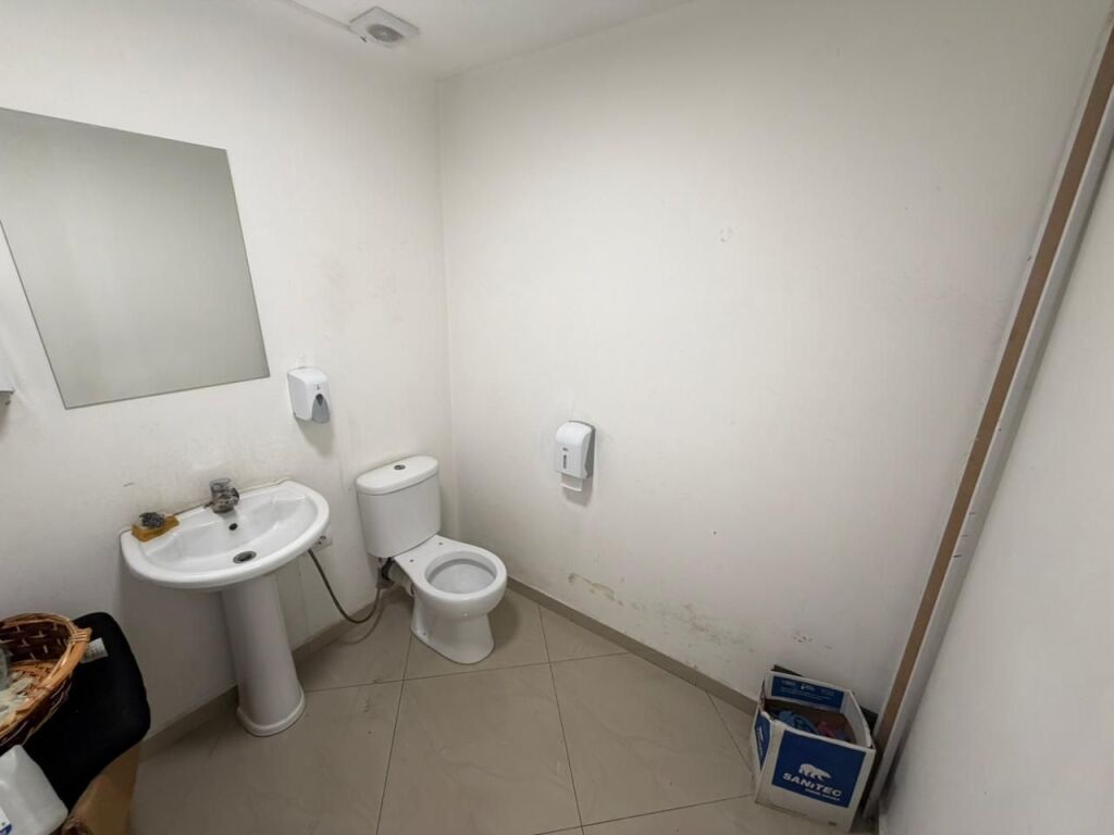 🏢 Ufficio in affitto 👍 📍 Di fronte all'Ospedale Americano 3, con vista sulla strada principale💰 Prezzo: 155.000 Lek/mese (NETTO)