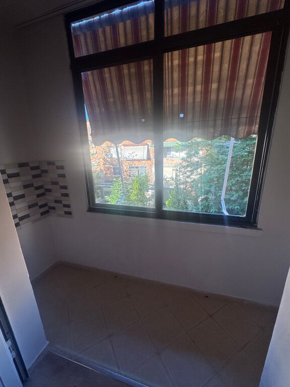 Vendiamo appartamento 2+1 al 21 Dhjetori vicino al Market Joena