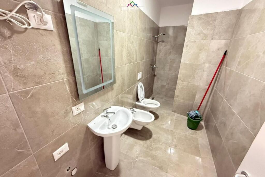 Ufficio in Affitto 2+1 Vicino al Mercato Nuovo (ID BZ2982) Tirana