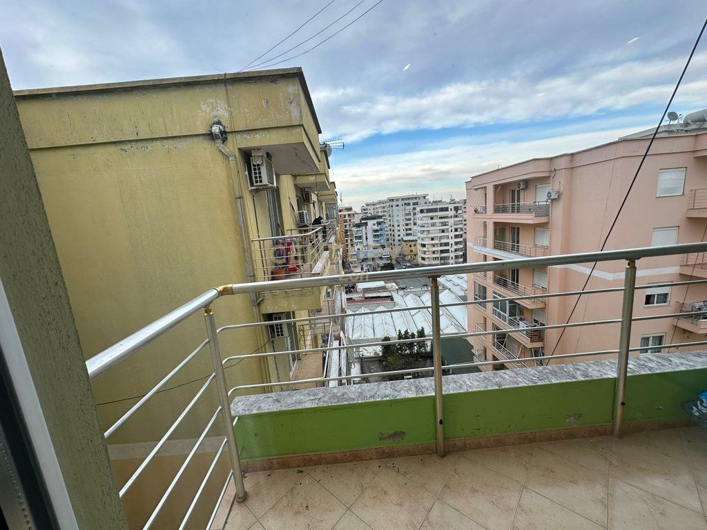 SHESIM APARTAMENT 1+1 NE QENDER TE DURRESIT, PALLATI SPORTIT !