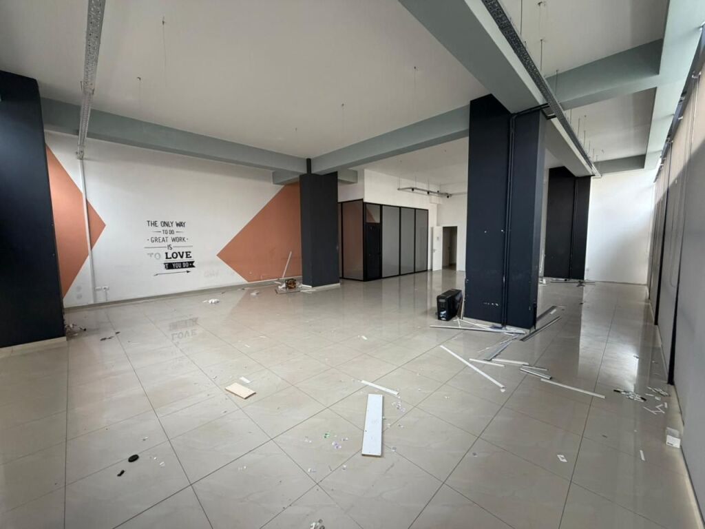 🏢 Ufficio in affitto 👍 📍 Di fronte all'Ospedale Americano 3, sulla strada principale💰 Prezzo: 300.000 Lek/mese (NETTO)