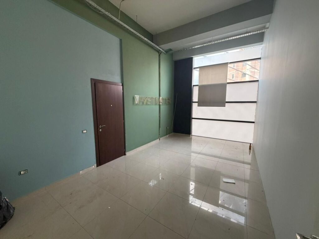 🏢 Ufficio in affitto 👍 📍 Di fronte all'Ospedale Americano 3, sulla strada principale💰 Prezzo: 300.000 Lek/mese (NETTO)