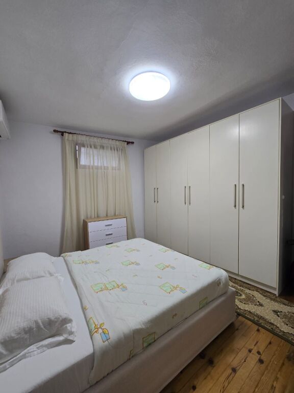 Apartament 3+1+1 me qera i mobiluar tek Rruga Xhanfize Keko