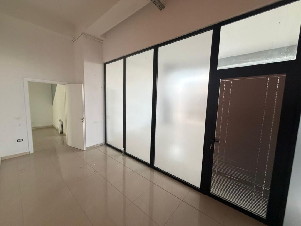 🏢 Ufficio in affitto 👍 📍 Di fronte all'Ospedale Americano 3, sulla strada principale💰 Prezzo: 300.000 Lek/mese (NETTO)
