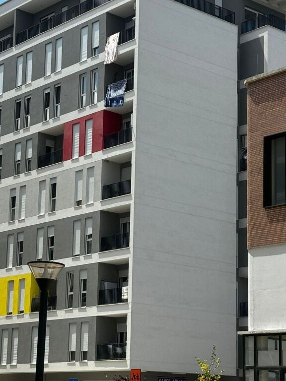 🏢 Shitet dyqan te Univers City, pranë shkollës