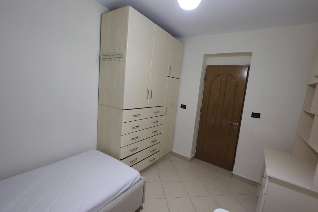 Apartament 2+1 me qera, perballe Maternitetit te Ri