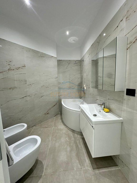 Apartament 2+1+2 Tualete + Verande ,Rruga ''Murrat Terbaci'' ,Vlorë.