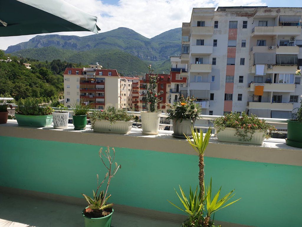 Shesim Apartament 2+1+2 + Verande – tek shkolla 9-vjecare Qesarak në Fresk