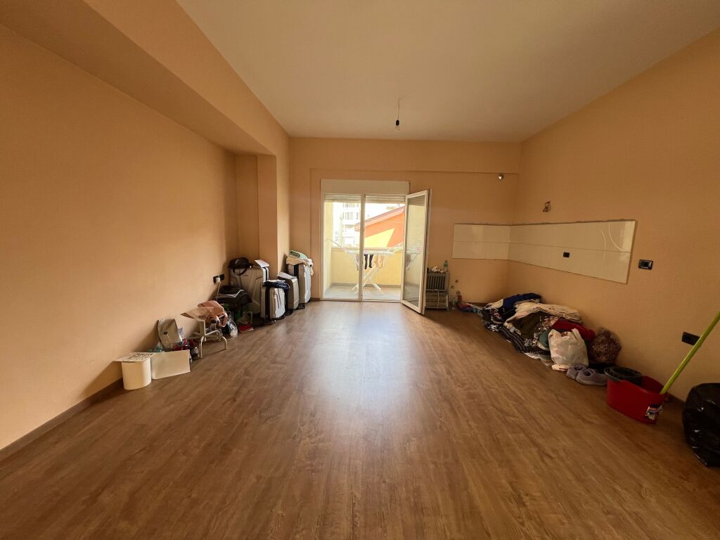 Shitet apartament 2+1+2 Mbikalimi i Komunes Tirane