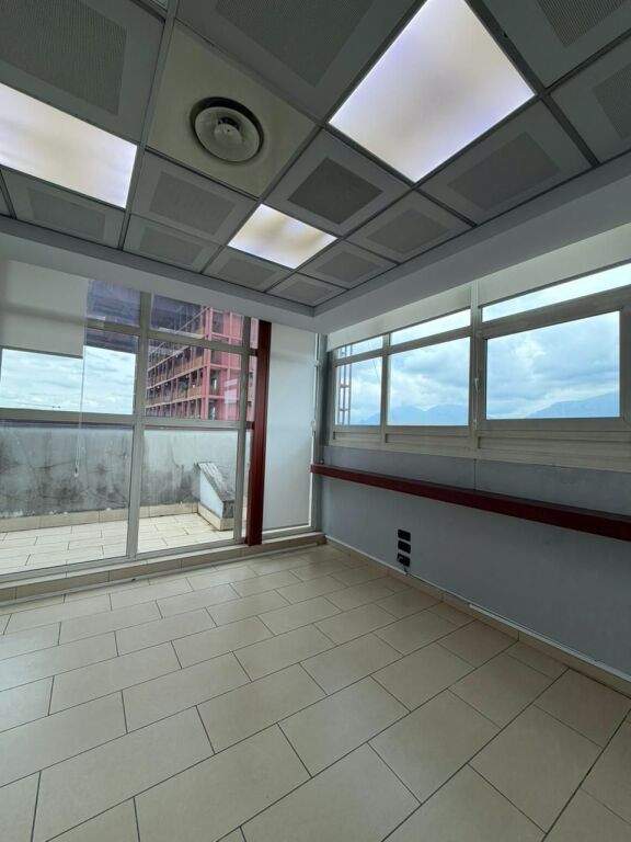 UFFICIO IN AFFITTO 450M2 VIA KAVAJES